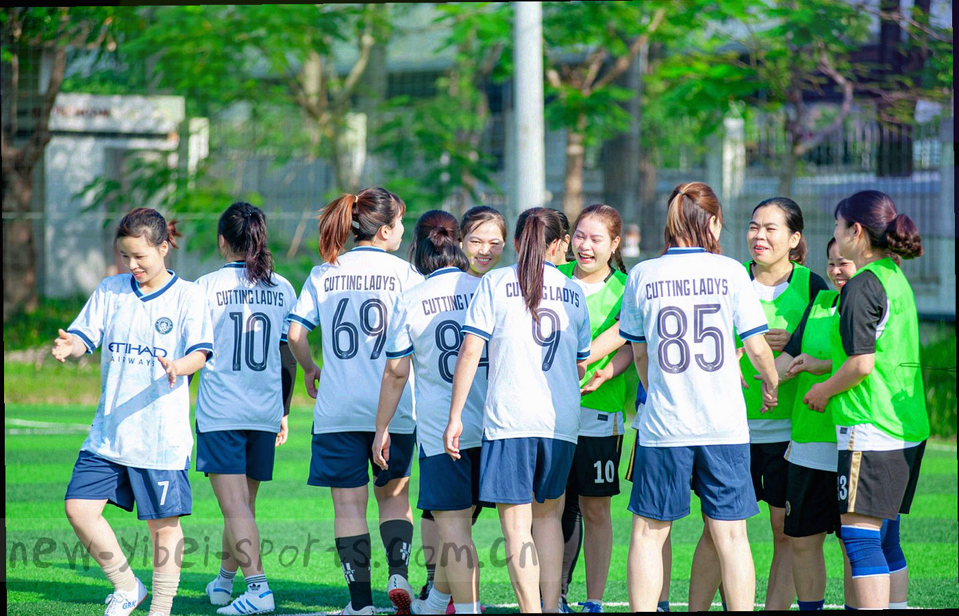 页面右下角悬浮反馈入口的位置示意，深色底配琥珀橙描边按钮